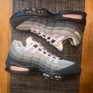 Nike AirMax 95 OG “Pink” wmn 15.5/men 14 like new with box